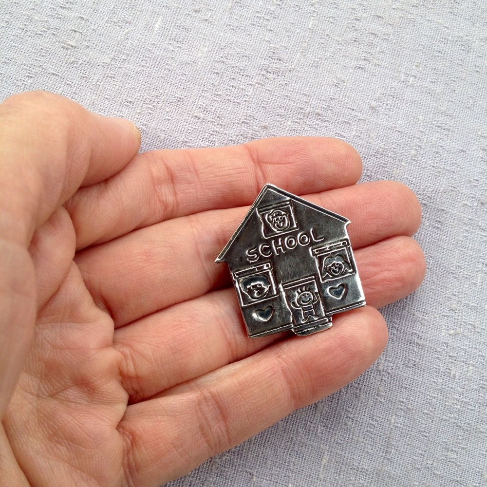 Vintage Silver School Kids Brooch - Picture 7 of 8